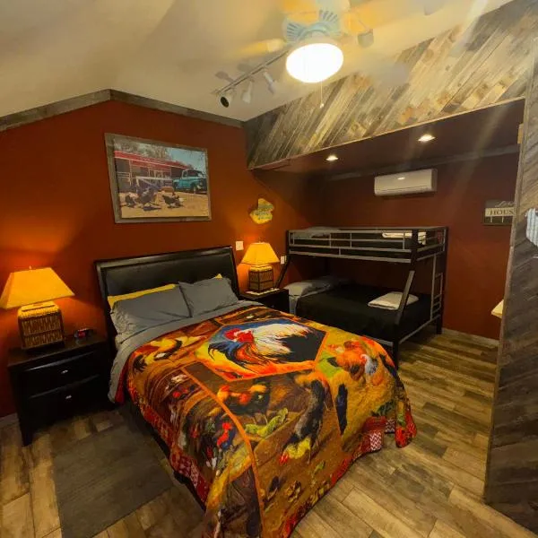 Bunk House The Roost Cabins, hotel v destinácii Lakehills