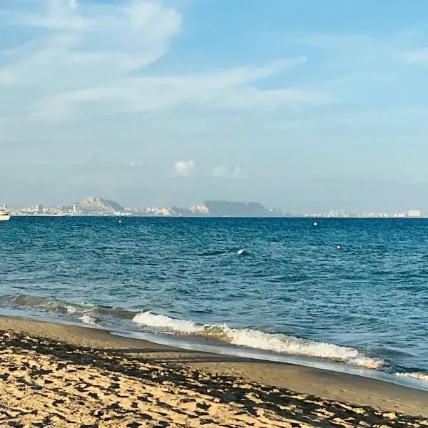 Casa del mar-Apartamento a pie de playa lo que permite acceder al mar en apenas unos pasos, hotel en Arenales del Sol