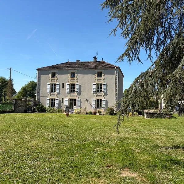 Chez Paulet A welcome break for peace and tranquility - route C27, hotel di Lobard