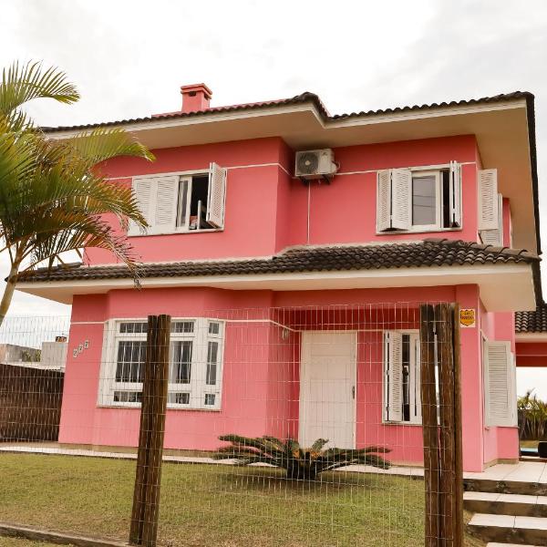 Casa completa com piscina a 1 quadra do mar em torres