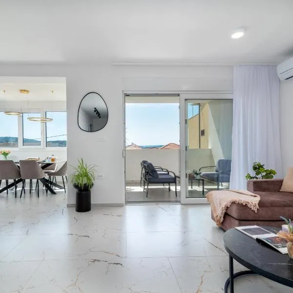 Natura Vita Apartment-New Modern Apartment with City View & two Free Parking Spaces-10 min Walk to Trogir Old Town, отель в Трогире