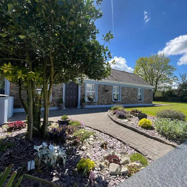 Charming 3 bedroom cottage with a large enclosed garden, hotel in Fermoy