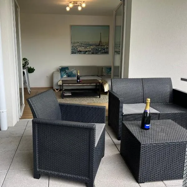 Lumière Parisienne Spacious 2BR Apartment with Terrace Free Parking Near Metro Line 13, ξενοδοχείο στο Μαλακόφ
