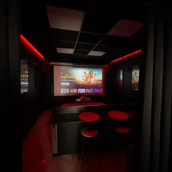 Appartement centre ville Laval avec cinéma, hotel i Laval
