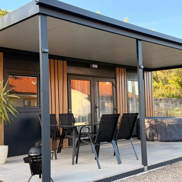 Mobile House Aurora with whirlpool, hótel í Ankaran