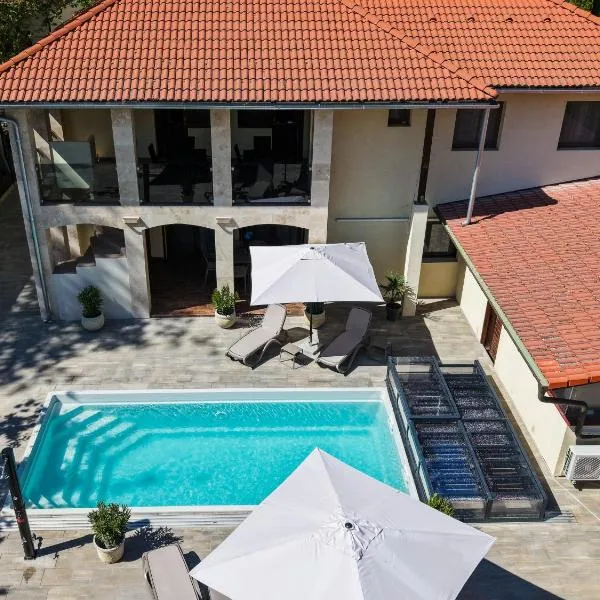 Mirage Apartments & Pool - Balatonboglar، فندق في بالاتونبوغلار
