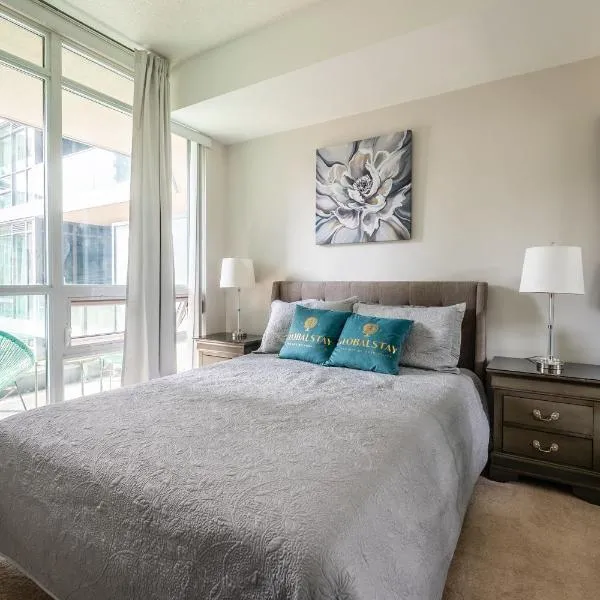 Cozy 1 Bedroom & Den Condo in Downtown Toronto, khách sạn ở Toronto