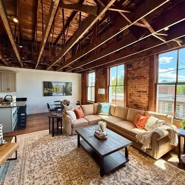 Summit Soul Apartment in Downtown Pilot Mountain, Historic Building: Pilot Mountain şehrinde bir otel