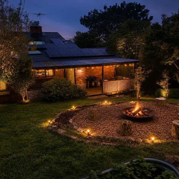 Blue Mountains charm with Spa!, hotelli kohteessa Wentworth Falls
