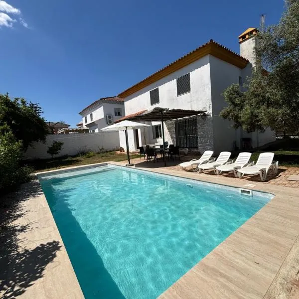 Gran Chalet a 13 min de Sevilla, hotel v mestu Gelves