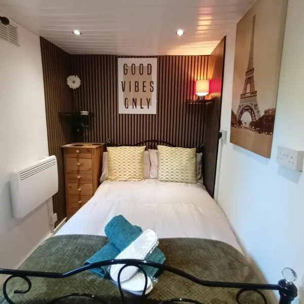 Le Hub Roundhay Sleeps 2 with Garden room, hotel sa Leeds