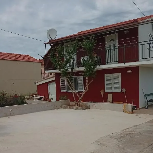 Apartments with parking space Slatine, Ciovo - 16732, hôtel à Slatine