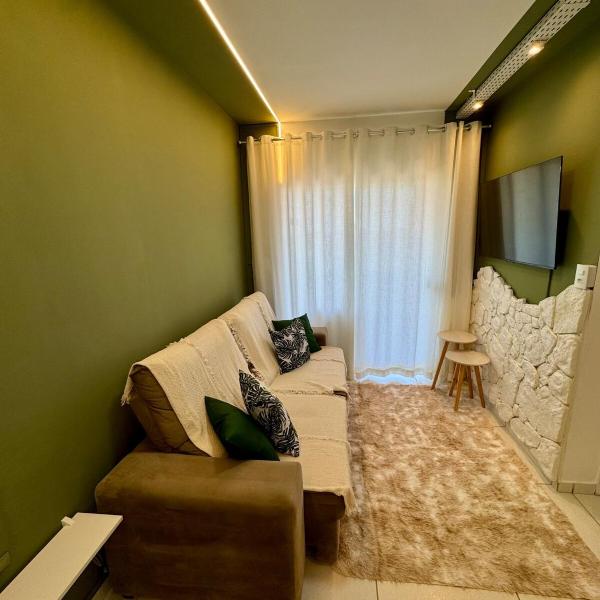 Apartamento 2 Quartos Aconchegante - Ar Condicionado nos Quartos - 1 Cama Casal - 2 Camas de Solteiro com Auxiliar - Cozinha Completa - Estacionamento Gratuito - Foto 4