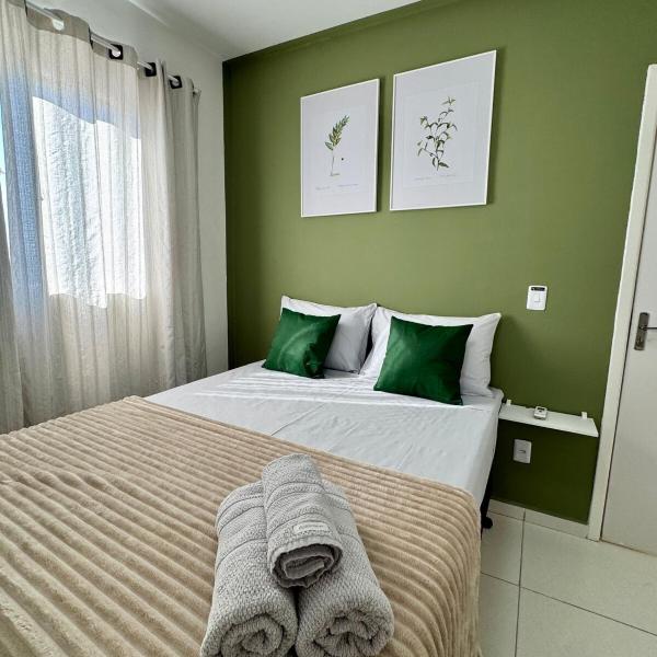 Apartamento 2 Quartos Aconchegante - Ar Condicionado nos Quartos - 1 Cama Casal - 2 Camas de Solteiro com Auxiliar - Cozinha Completa - Estacionamento Gratuito - Foto 2