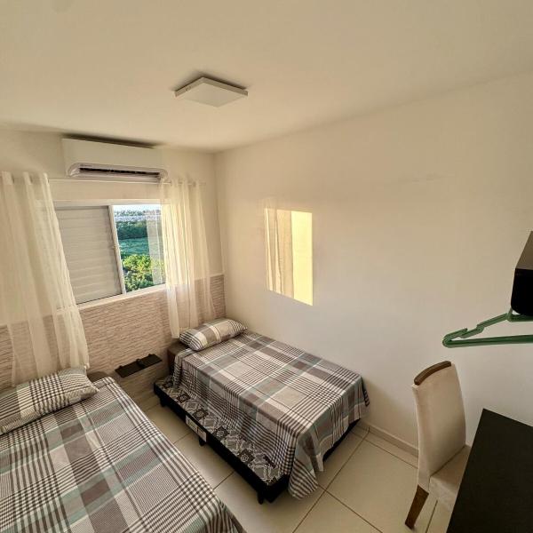 Apartamento 2 Quartos Aconchegante - Ar Condicionado nos Quartos - 1 Cama Casal - 2 Camas de Solteiro com Auxiliar - Cozinha Completa - Estacionamento Gratuito - Foto 3