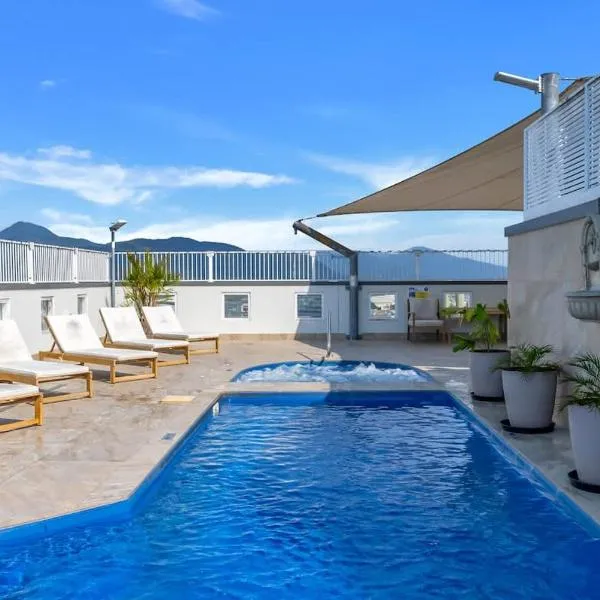 Coastal Chic in Heart of Cairns with Rooftop Pool, Hotel in Cairns