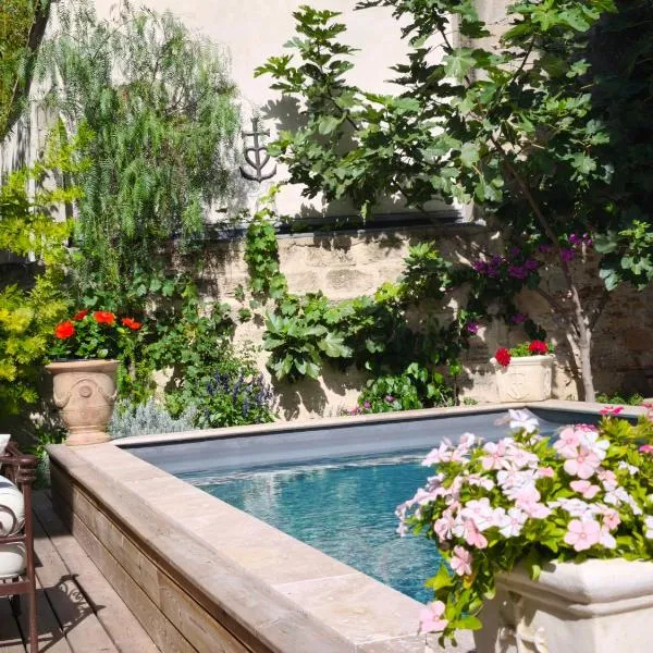 VILLA ADOYA Chambre d'hôtes Aigues-Mortes intra muros au calme climatisation réversible PISCINE WIFI ascenseur PARKING gratuit, hotel a Aigüesmortes