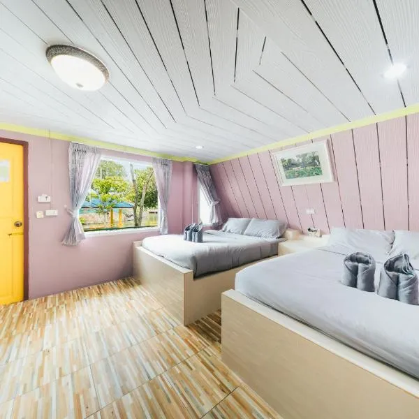 사타힙에 위치한 호텔 แฝดสามการ์เด้นท์รีสอร์ท แสมสาร Fadsarm Garden Resort Samaesan