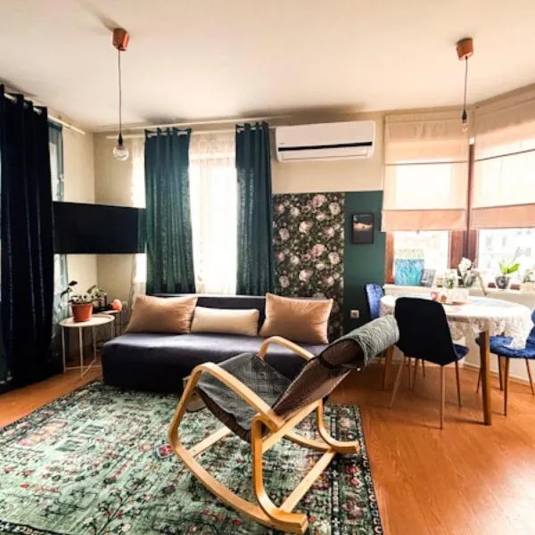 The Corner is a small, sunny and cozy apartment, hotel sa Varna City
