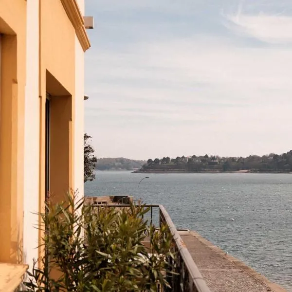 Hôtel De La Vallée, hotel v destinaci Dinard