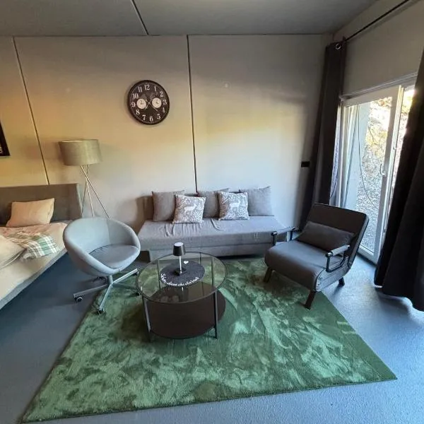 Moderne Neubau-Ferienwohnung mit Terrasse & Parkplatz nahe Seefeld, Hotel in Reith bei Seefeld
