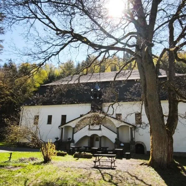 Zámeček Bischofstein, khách sạn ở Teplice nad Metují