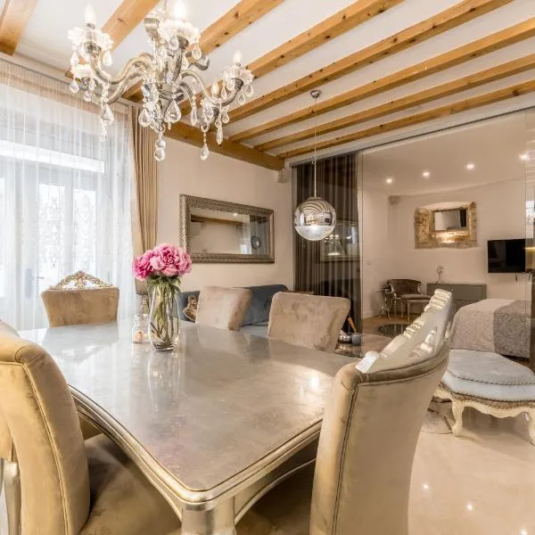Luxury Gothic Residence Trogir Old Town, hotel u gradu Trogir