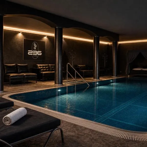 236 Rooms & Wellness - Adults Only Spa Hotel Wörthersee, ξενοδοχείο σε Krumpendorf am Wörthersee