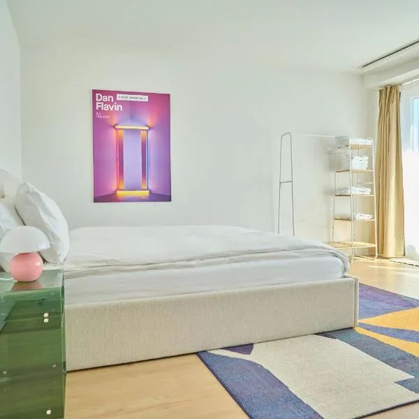 Central rooftop apartment with city view, готель у Базелі