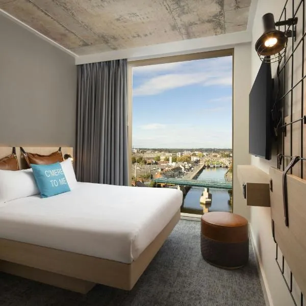 Moxy Dublin Docklands, hotel in Dublin