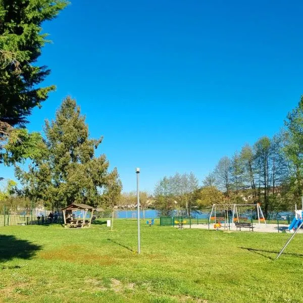 Parc- Camping de Coullons, hotel en Coullons
