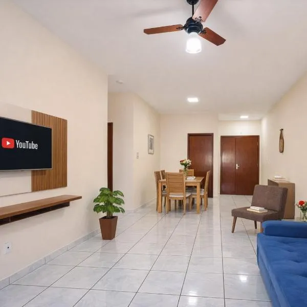 Apto completo espaçoso e térreo no Centro com 2 Quartos Casal ArCond WiFi 400M Home Office Cozinha Maq Lavar e Garagem em Dourados, hotel in Dourados