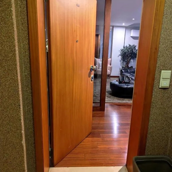 Luxury 3 Bedroom Penthouse With Private Garage, hotell i Braga