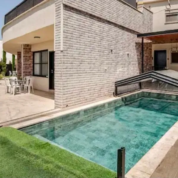 Villa for families with a private pool in Daliyat El Carmel, hotel a Dāliyat el Karmil