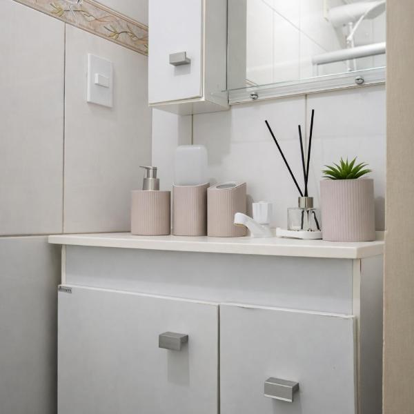 Apartamento Espaçoso e Completo com 3 Quartos - 2 Banheiros - Até 6 Pessoas - Check-in Automático 24h - Garagem Coberta - Foto 3