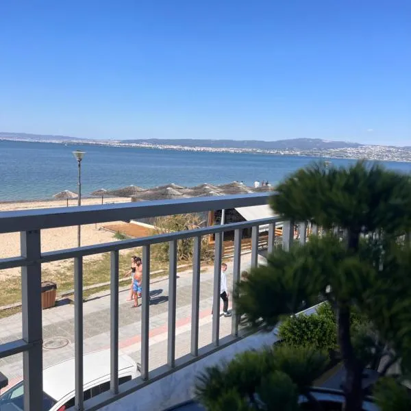 Perea में, होटल Thalassa Living Beachfront Sea View
