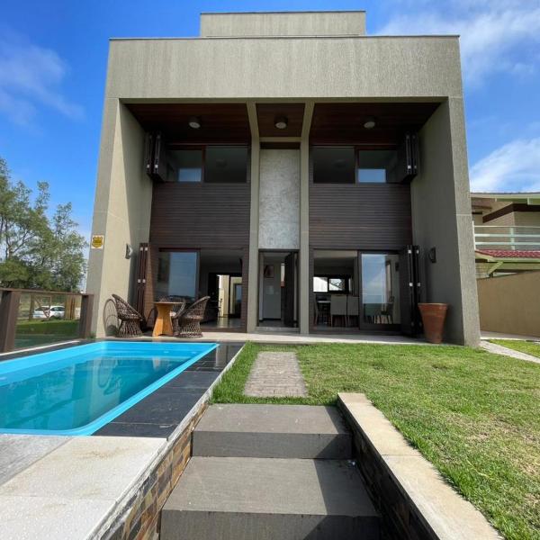 Casa de luxo com piscina a beira mar em torres