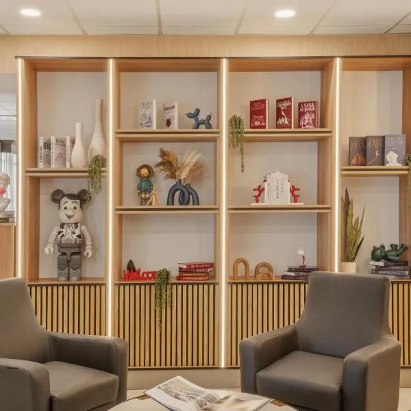 Kozy Hotel Dallas DFW Airport Area West, hotell i Bedford
