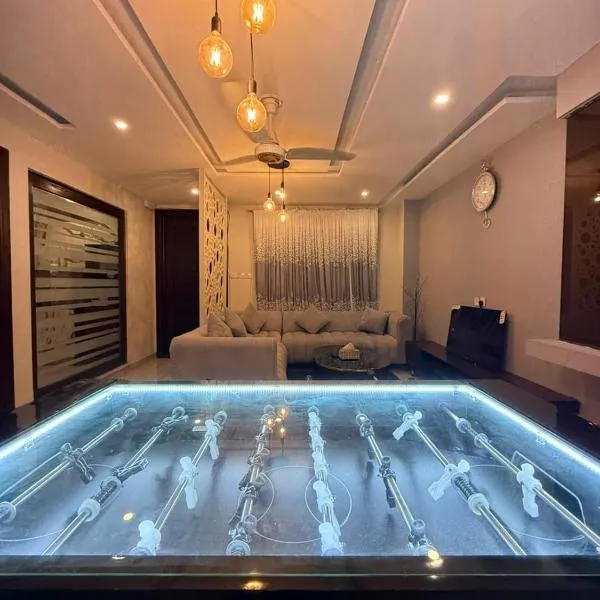 Luxurious 2 Bedroom Apartment in DHA Ideal Family Living, hotel sa Lahore