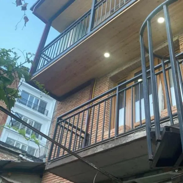 Avtandili's Apartments, hotel v destinaci Pʼonichala