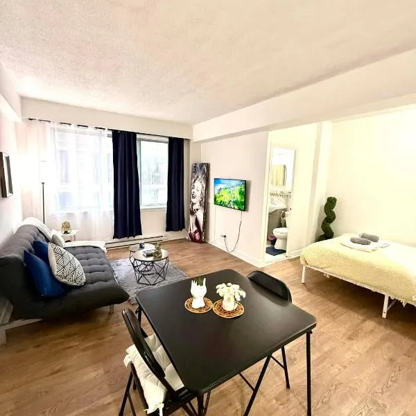 The Marlyn Monroe up to 4 persons studio in heart of downtown Montreal near subway, hotell sihtkohas Montréal