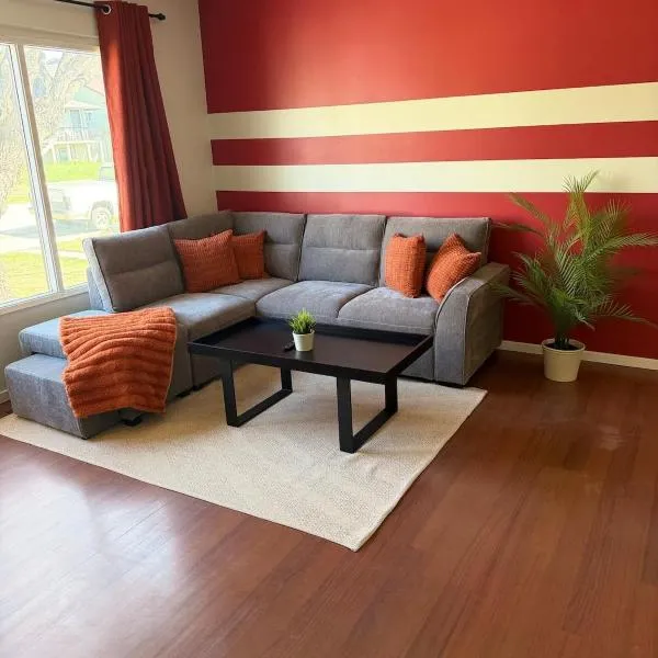 Cozy 2BR Near Zoo Downtown & Max Bell, hótel í Calgary