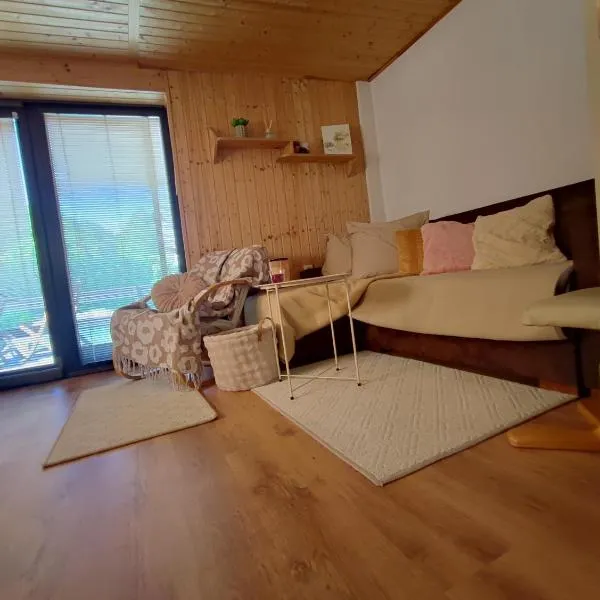 Chata s výhledem a šumící řekou a bazénem, hotel 