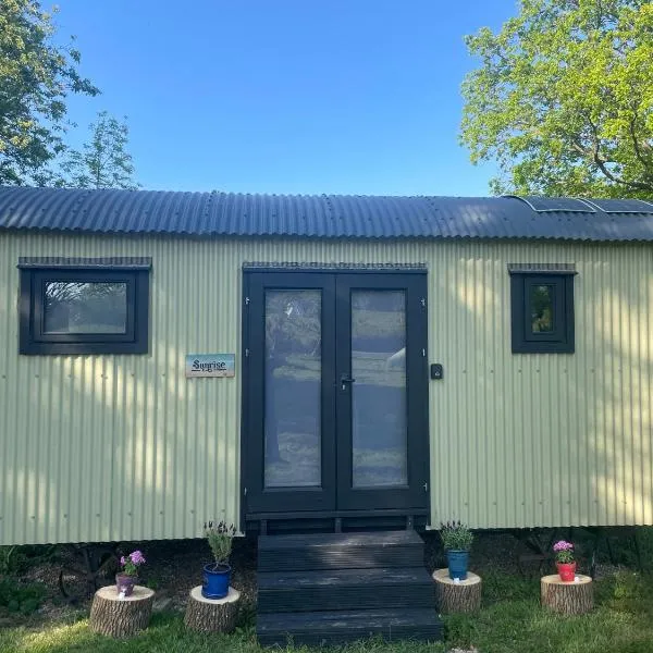 Apple Orchard Shepherd Huts, hotel in Staple Cross