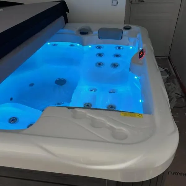 Maison avec Jacuzzi Intérieur, hotelli kohteessa Chaon