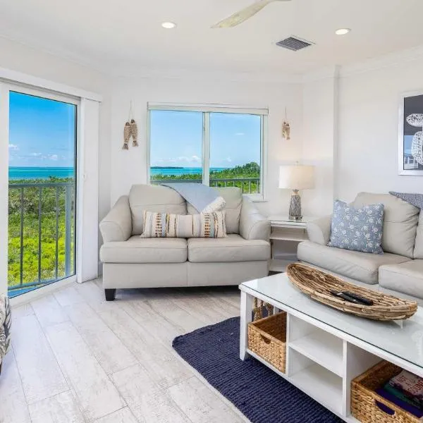 Sunrise Oasis - Top Floor Ocean Pointe 2411: Key Largo'da bir otel