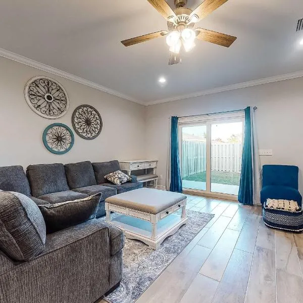 Dog-Friendly Condo with Shared Pool Central AC & Free High-Speed WiFi, hotel u gradu Galf Šors