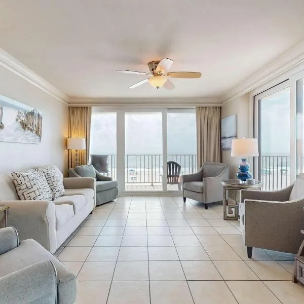 Beachfront condo with Gulf views balcony pool & AC - snowbird-friendly, hotel in Gulf Shores