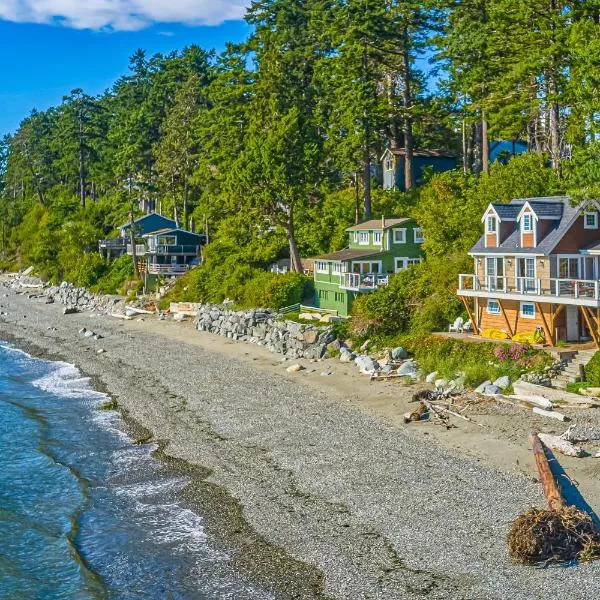 2BR Beachfront Cottage w/ Grill & Expansive Deck, hotel sa Point Roberts