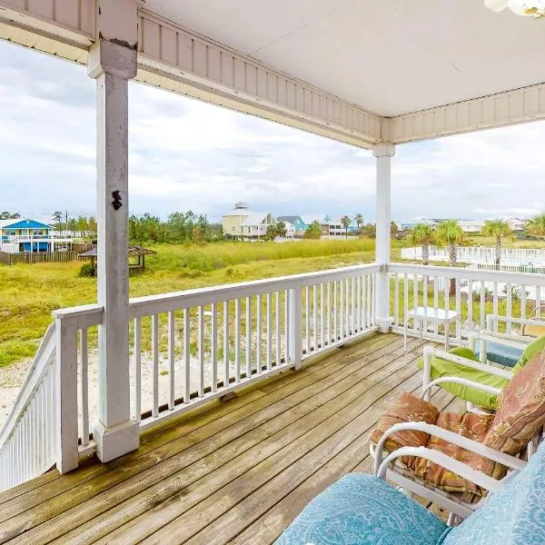 Colorful Duplex Apartment with Porch WiFi & Central AC - Walk to the Beach, hotel v destinácii Gulf Shores